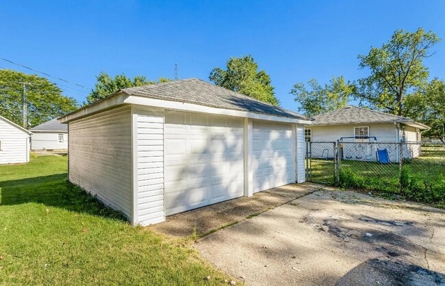 Building Photo - 3245 Ardmore Trail