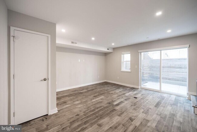 Building Photo - 1442 Hope St