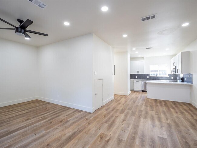 Building Photo - 201 Mockingbird Ln W
