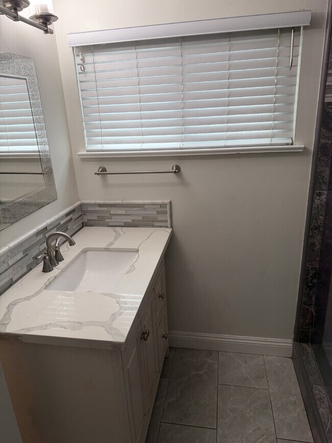 Building Photo - Bright, Beautiful & Fully Updated 3-Bed, 2-Bath Home with Modern Finishes