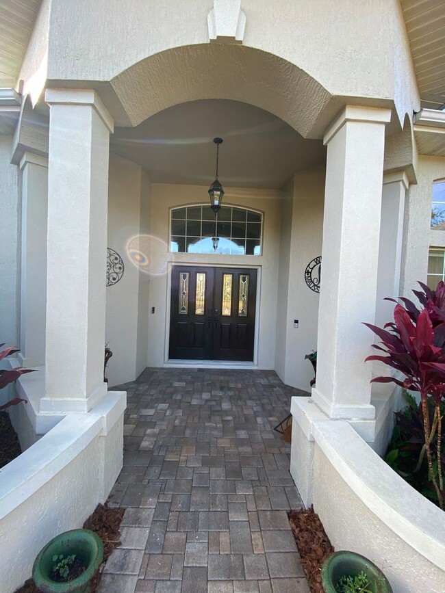 Building Photo - Spectacular and Luxurious Turnkey ANNUAL or SEASONAL Lease in The Village of Bridgeport