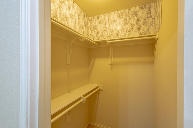 Building Photo - 618 Crackle Grove Dr