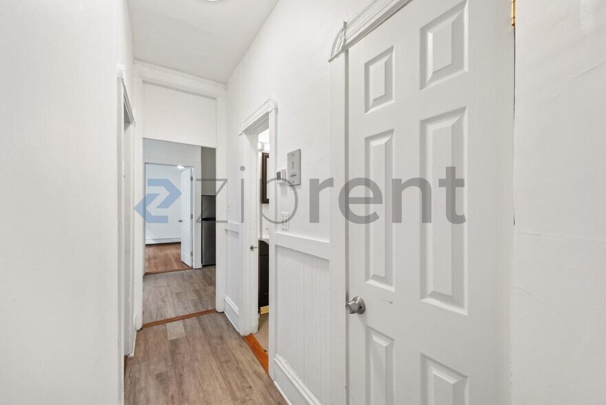 Building Photo - Unit 3