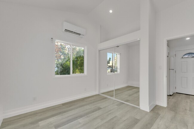 Building Photo - 14753 Hartland St