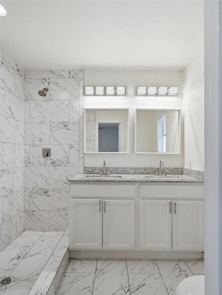 Building Photo - 2121 Canton Dr