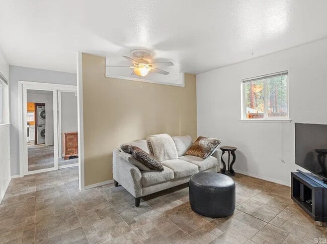 Building Photo - FOR RENT