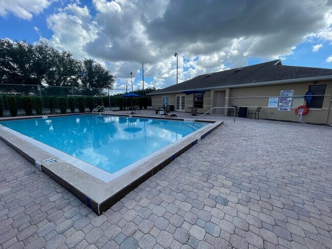 Building Photo - 5323 Summerlin Rd