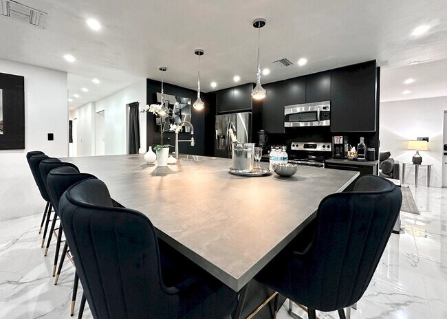 Building Photo - 5700 Saddlebrook Way