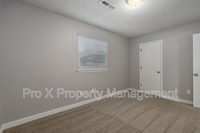 Building Photo - 1050 W Elm St