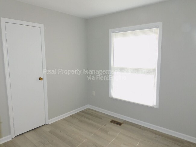 Building Photo - 406 Mason St NE