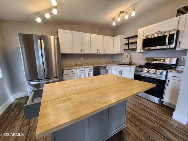 Building Photo - 1405 S Farmer Ave