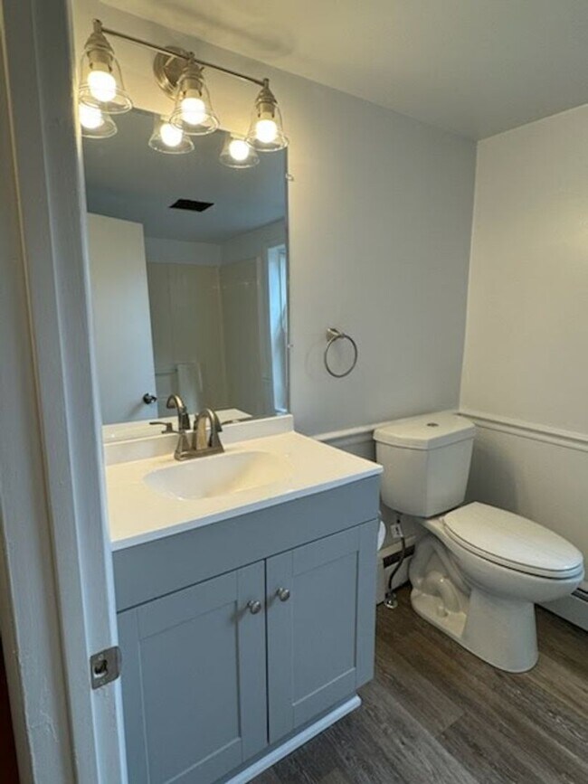 Building Photo - AVAILABLE NOW! Economical home with wood floors, Palisades Schools, laundry, gas heat