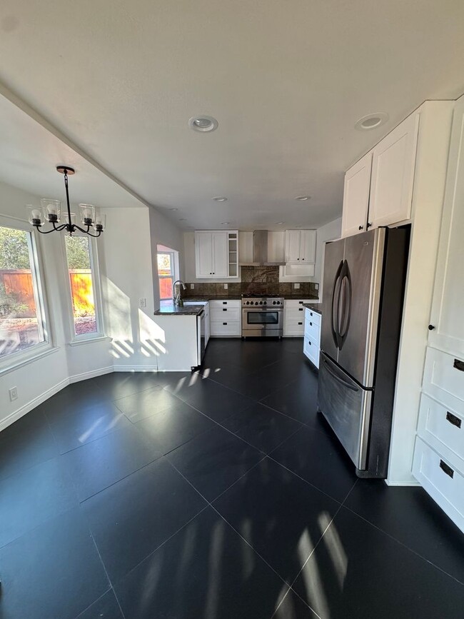 Building Photo - Comfort and Community in Thousand Oaks