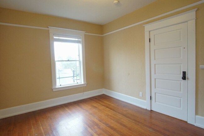Building Photo - Gorgeous Humboldt Classic: Top Floor 1 Bedroom!