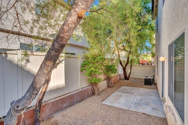 Building Photo - WONDERFUL 3 BEDROOM HOME AT END OF CUL-DE-...