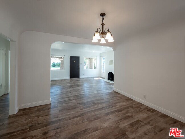 Building Photo - 723 W Doran St