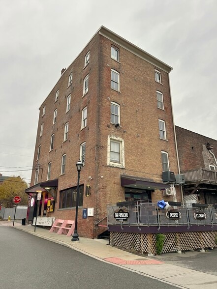 Building Photo - 12 Front St