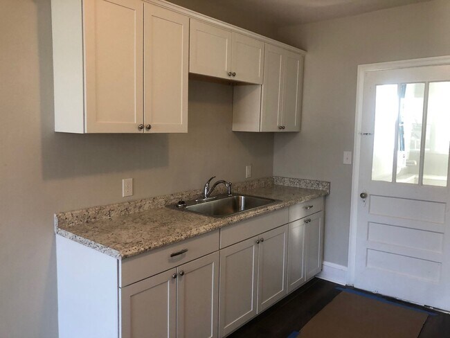 Building Photo - Woodlawn Duplex Apartment 2 Bedroom 1 Bath