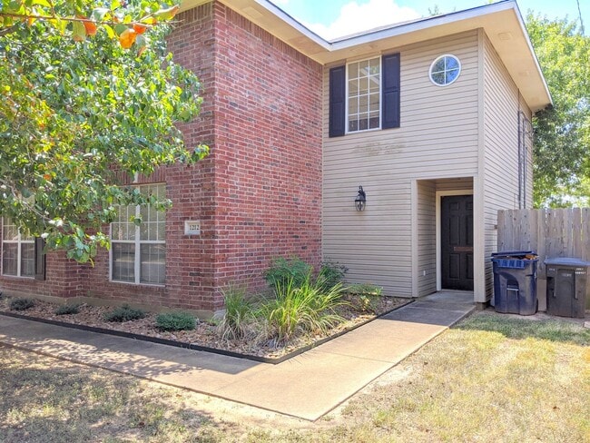 IMMEDIATE MOVE IN!!! AMAZING 4 BED/3.5 BA... - IMMEDIATE MOVE IN!!!  AMAZING 4 BED/3.5 BA...