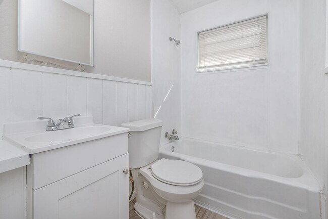 Building Photo - 2306 SW 8th Ave