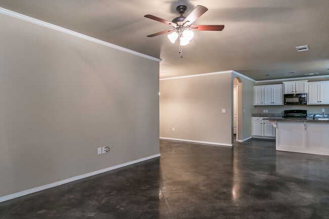 Building Photo - Three bedroom townhome in Tradewinds