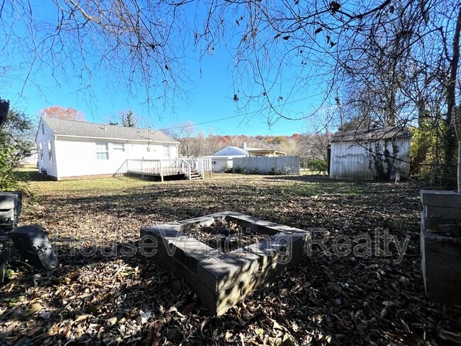 Building Photo - 407 Douglas Ave