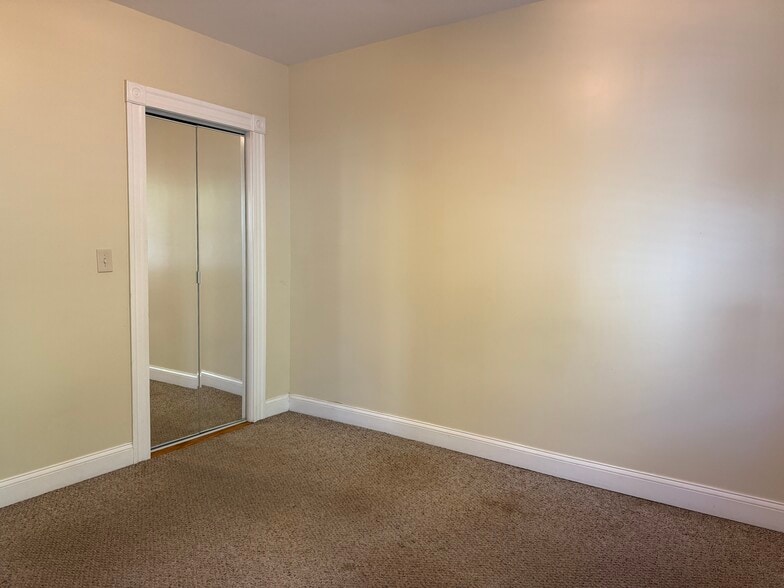 Building Photo - 18 Holmes St