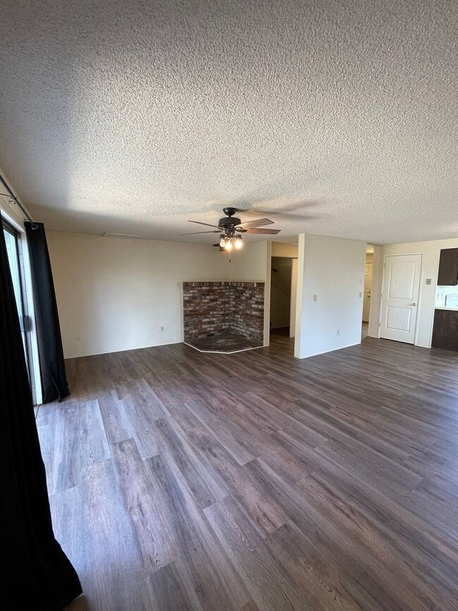 Building Photo - 3 Bed 1.5 Bath Townhouse