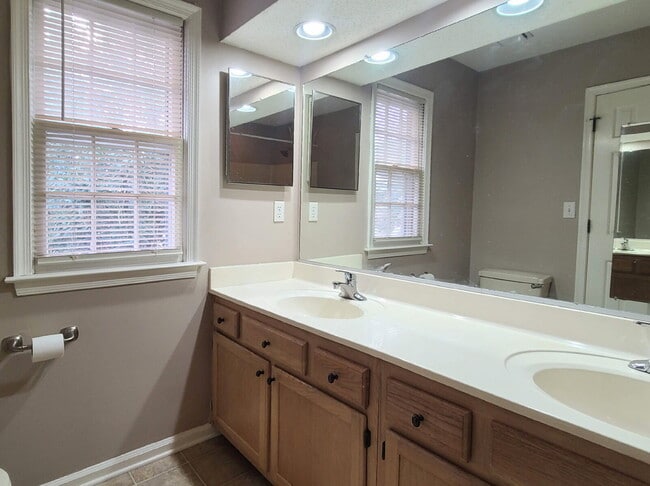 Building Photo - 3 BR Condo w/ Garage in Kiln Creek