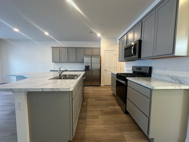 Building Photo - 5924 Hawkweed Dr