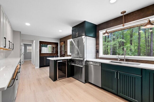 Building Photo - 5105 Pine Dr