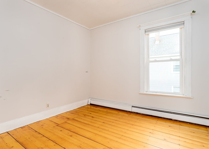 Building Photo - 18 College St