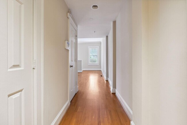 Building Photo - 2855 Peachtree Rd NE