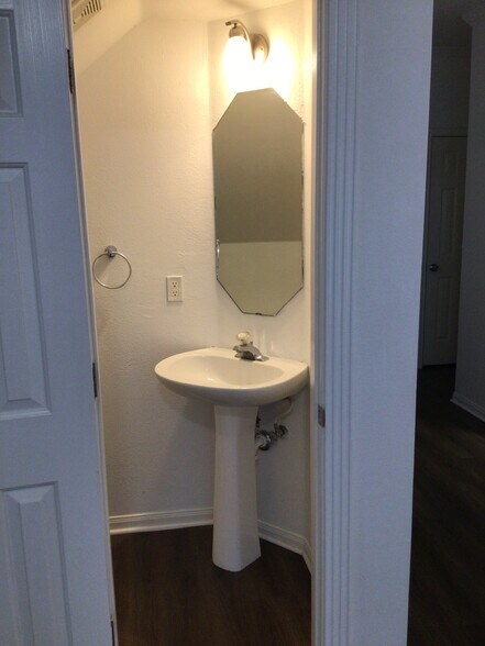 Half bath - 2913 Whisper Oaks Ln