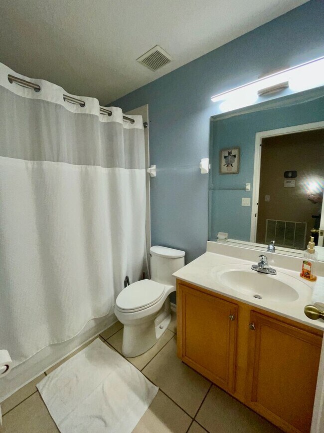 Building Photo - Modern 4-Bed, 2-Bath Solar-Powered Home Near UCF