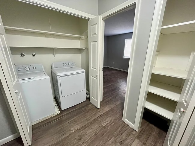 Building Photo - this beautiful 2 bedroom/1.5 bathroom townhouse apartment