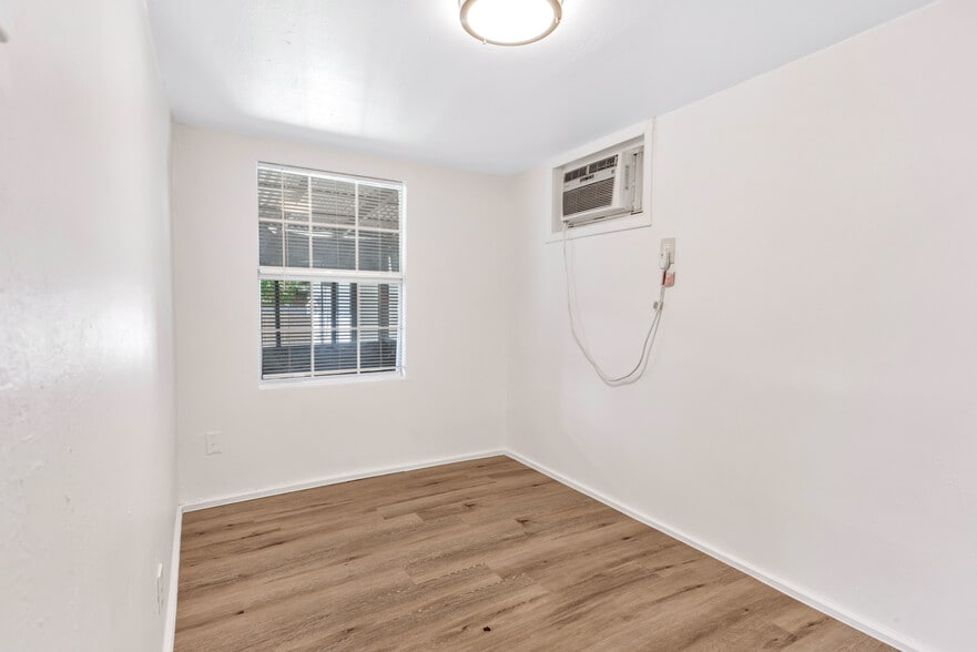 Building Photo - 206 S Elm St