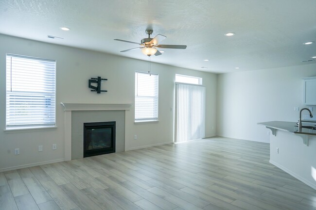 Building Photo - Charming and Exceptionally Clean, 3 Bedroom