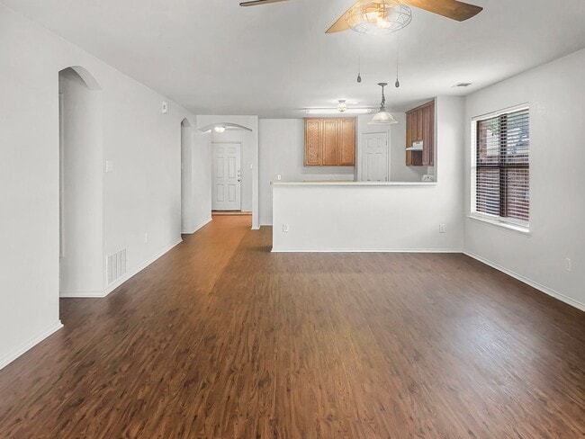 Building Photo - Spacious 1 Story Home!