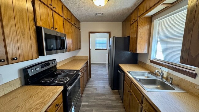 Building Photo - Comfortable & Convenient Living on Nightin...