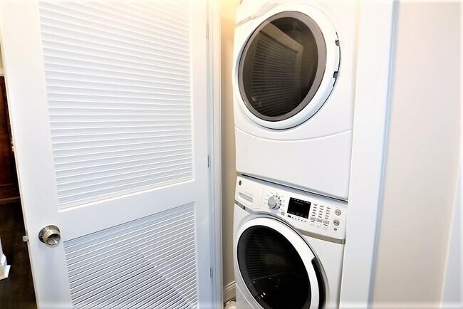 Building Photo - 2 bedroom in Chicago IL 60625