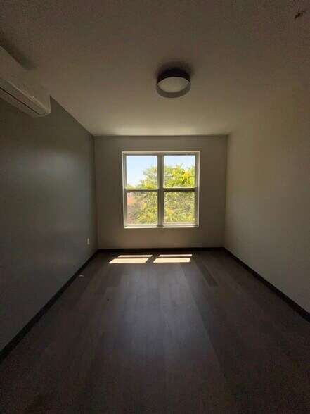Building Photo - 129 Mallory Ave