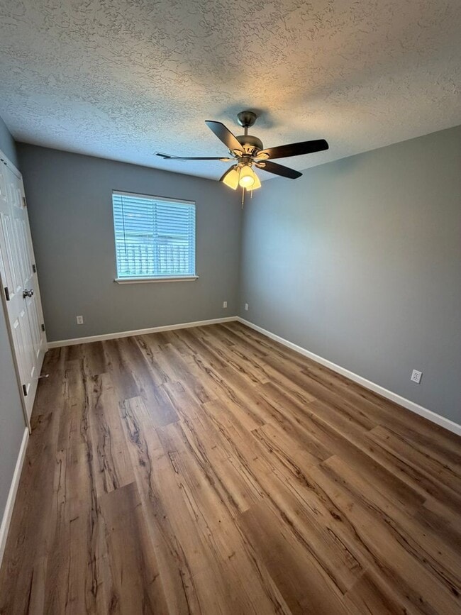 Building Photo - Large 2 Bedroom with Fenced Yard!