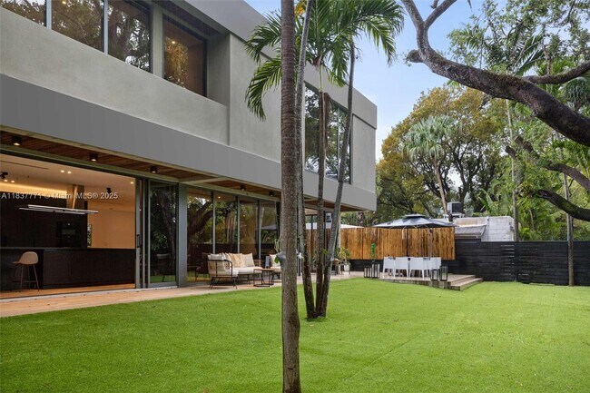 Building Photo - 2780 SW 22nd Ave