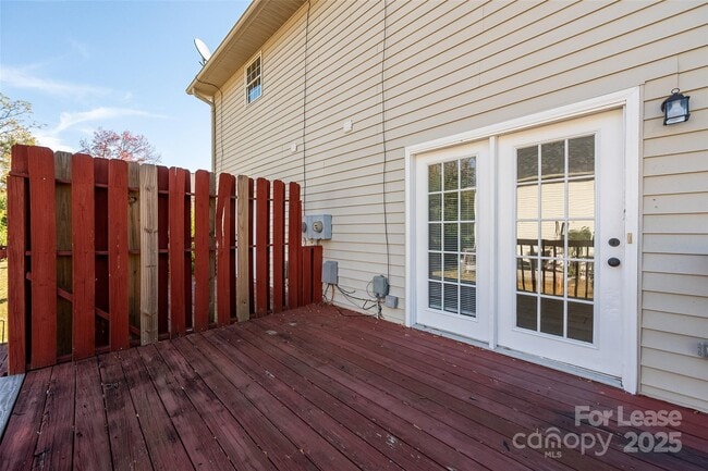 Building Photo - 608 Bethpage Rd