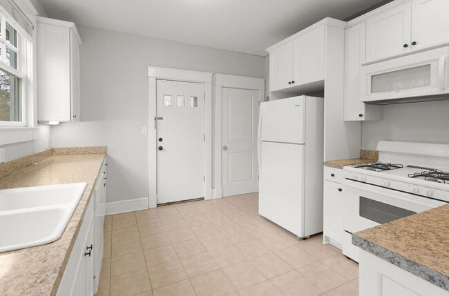 Building Photo - 2 Bed 2 Bath Home for Rent in Portsmouth