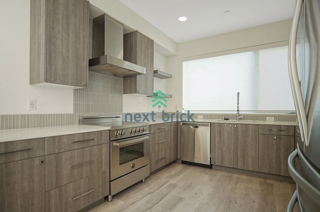 Building Photo - 3 BED & 3 BATH TOWNHOUSE FOR RENT