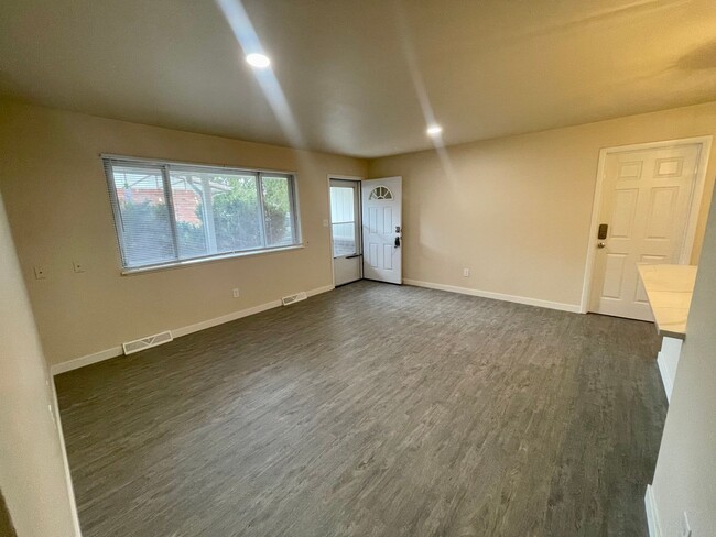 Building Photo - Newly Remodeled 2 Bed 1 Bath Home