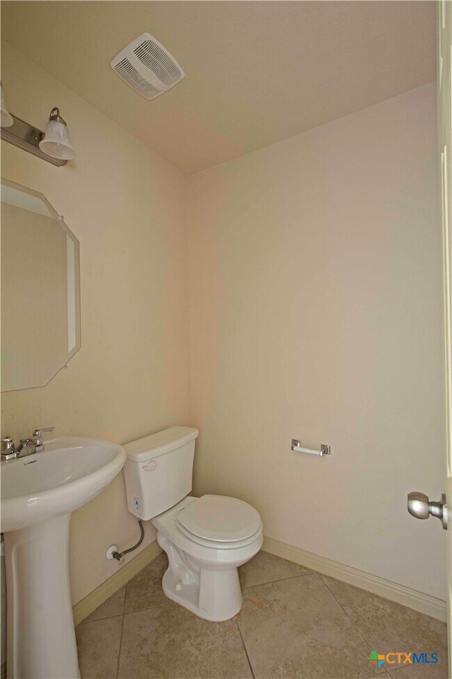 Building Photo - 864 Foxfire Dr