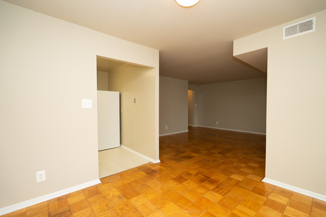 Building Photo - Finian's Court Apartments